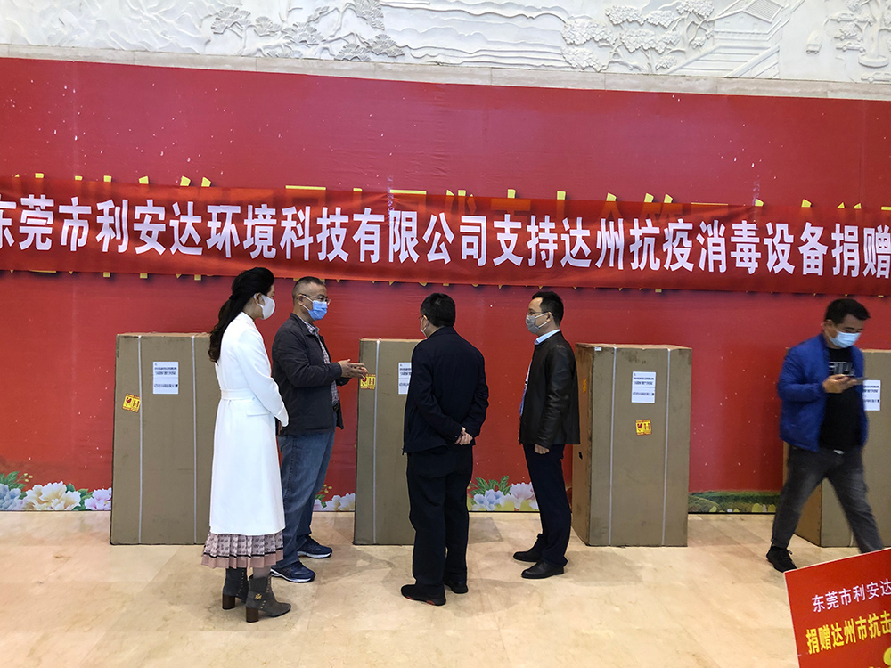 歐祖華向-工作人員介紹空氣消毒機.jpg