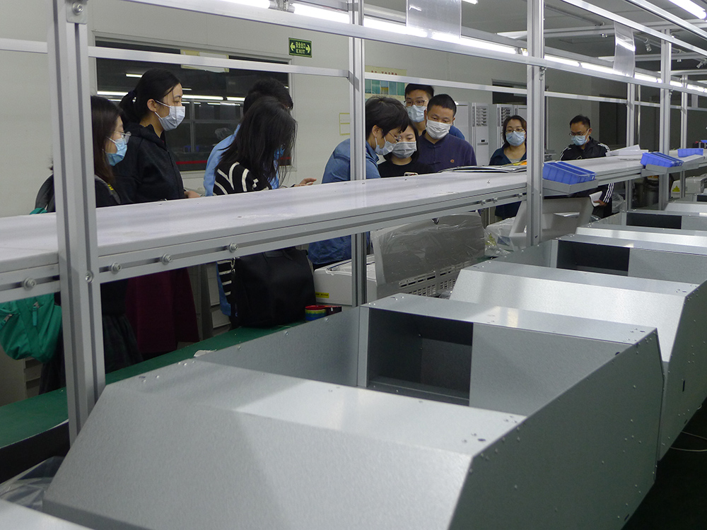 王總向客人講解空氣凈化消毒機原理結構.JPG